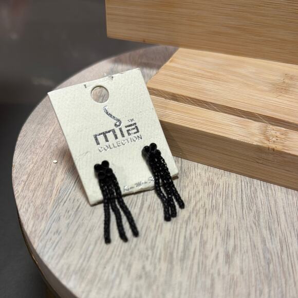 MIA Black chain Dangle Earrings - Picture 2 of 4